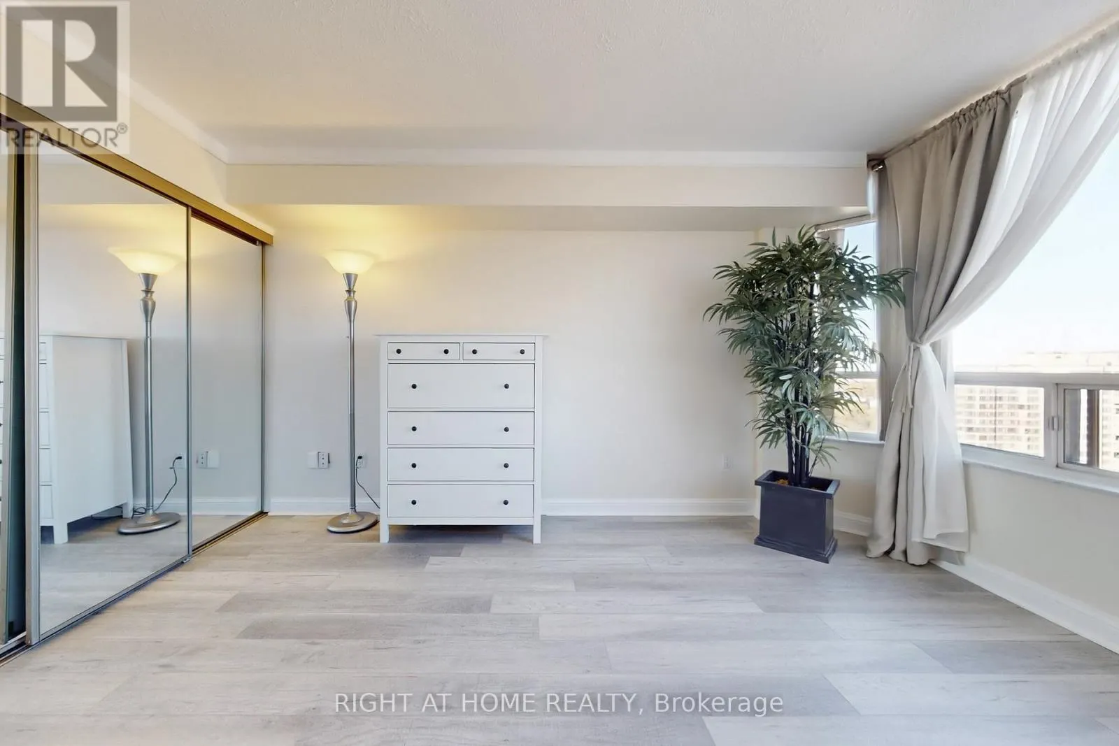 2206 - 22 HANOVER ROAD