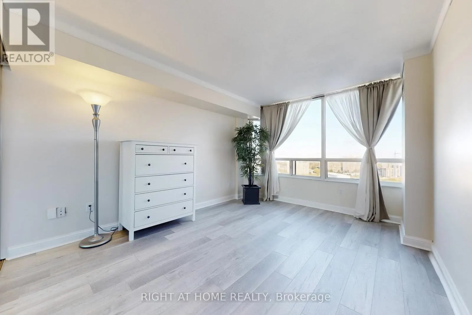 2206 - 22 HANOVER ROAD