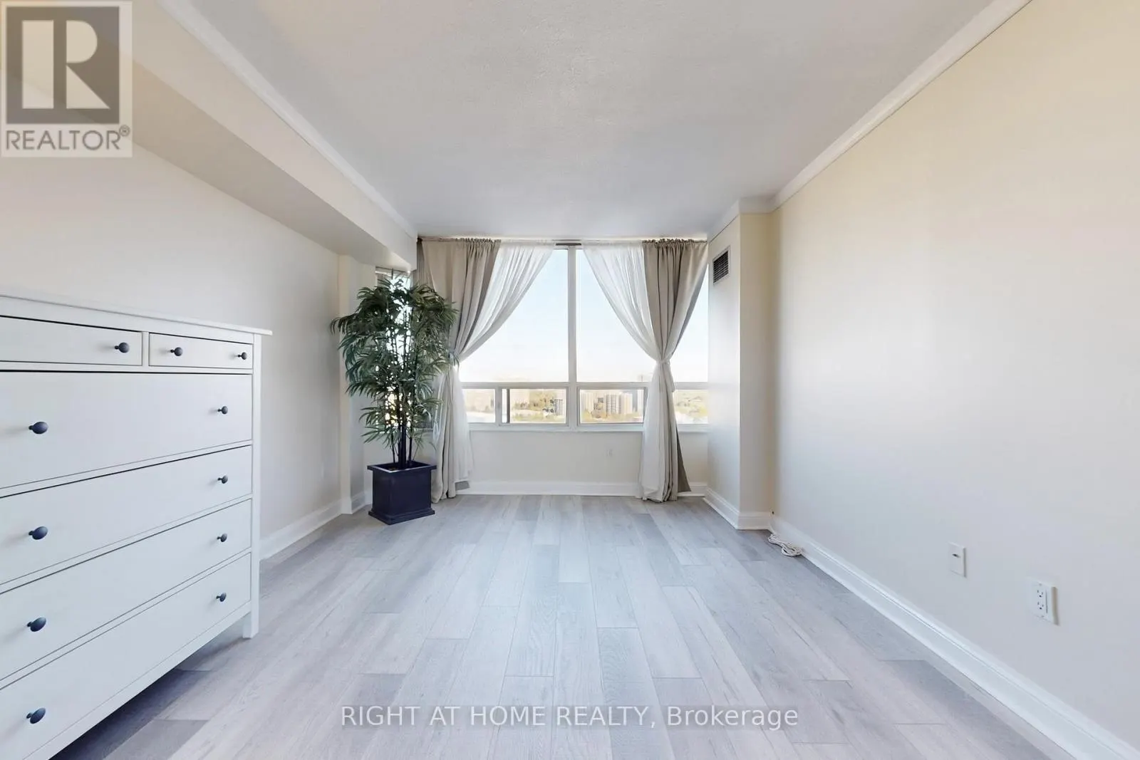 2206 - 22 HANOVER ROAD