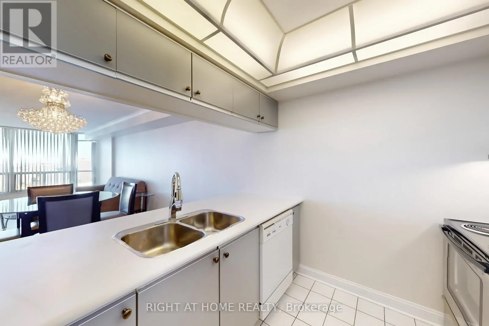 2206 - 22 HANOVER ROAD