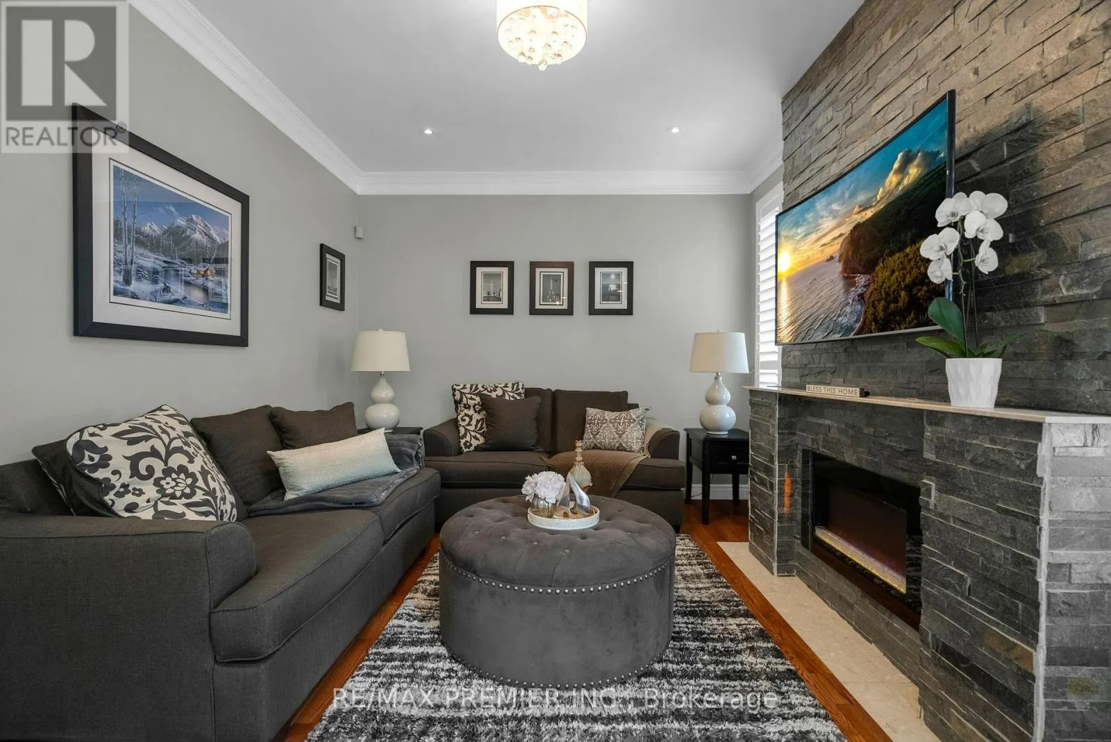 920 MCDUFFE CRESCENT