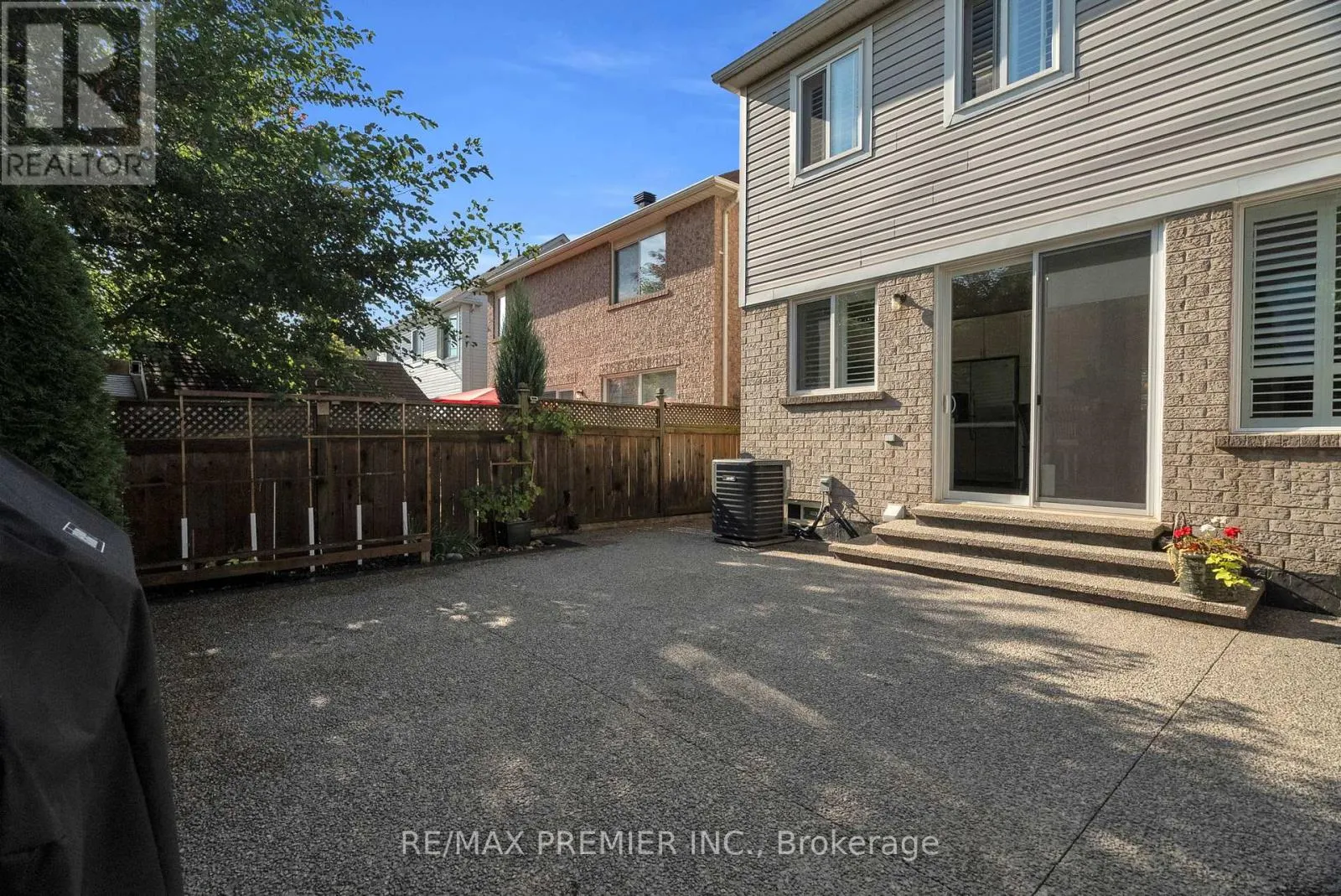 920 MCDUFFE CRESCENT