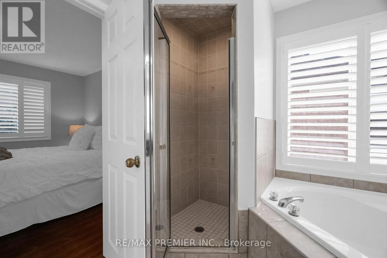 920 MCDUFFE CRESCENT