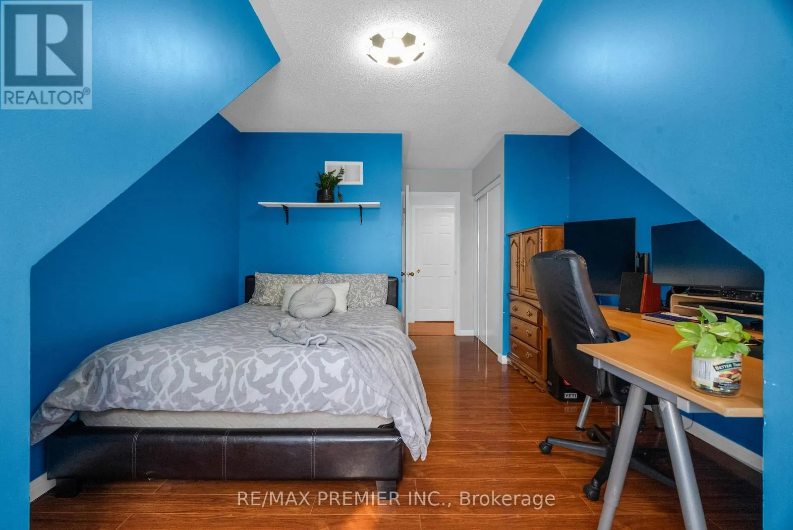 920 MCDUFFE CRESCENT