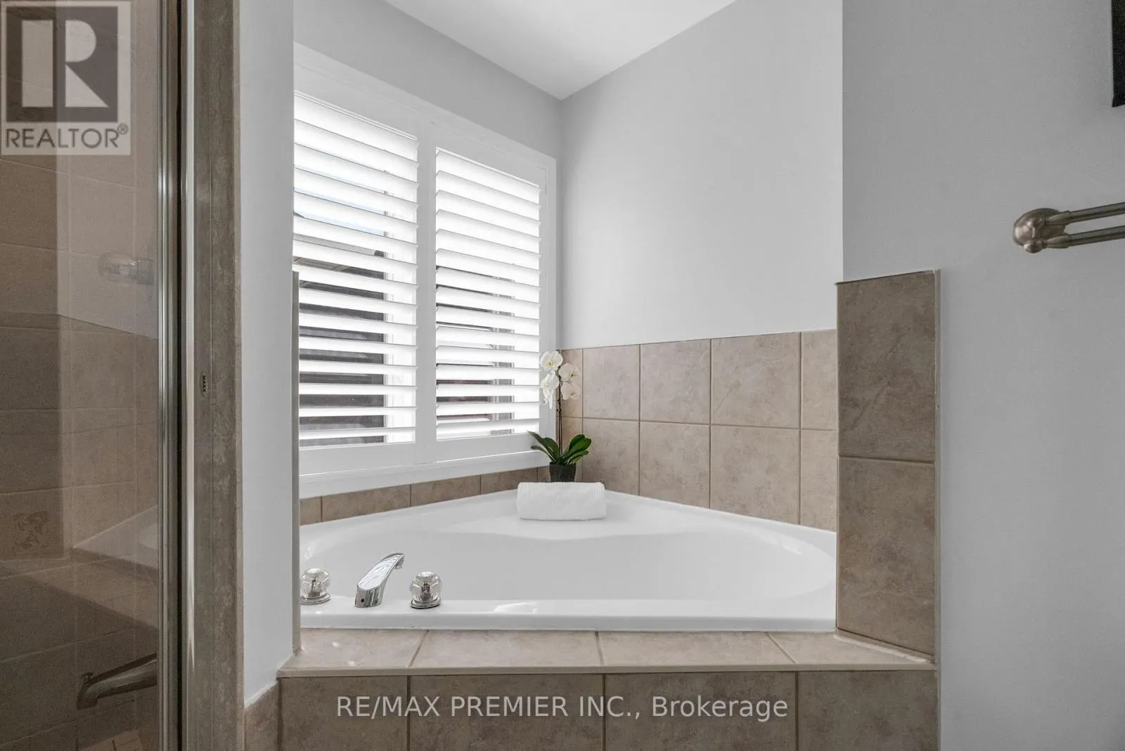 920 MCDUFFE CRESCENT