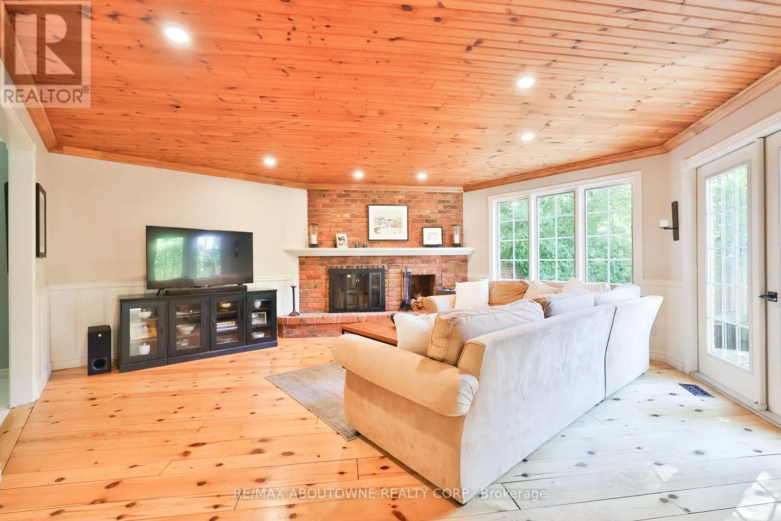 206 ROSSMORE BOULEVARD