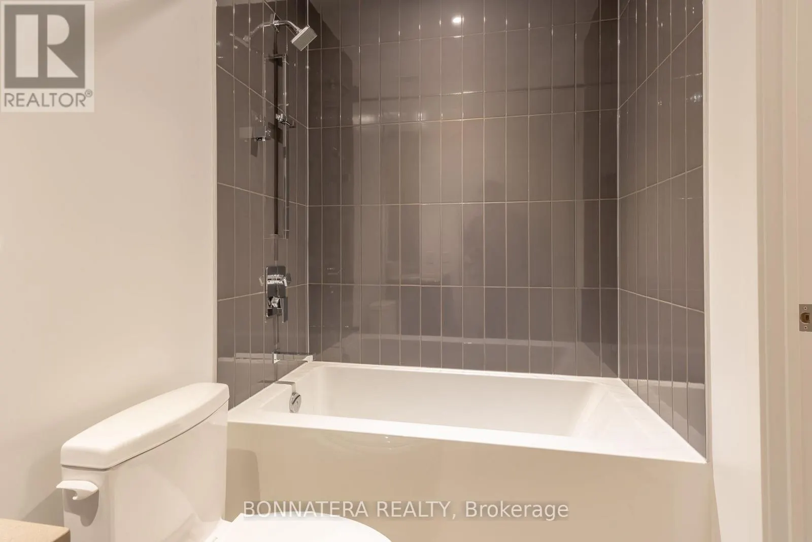 320 - 3900 CONFEDERATION PARKWAY