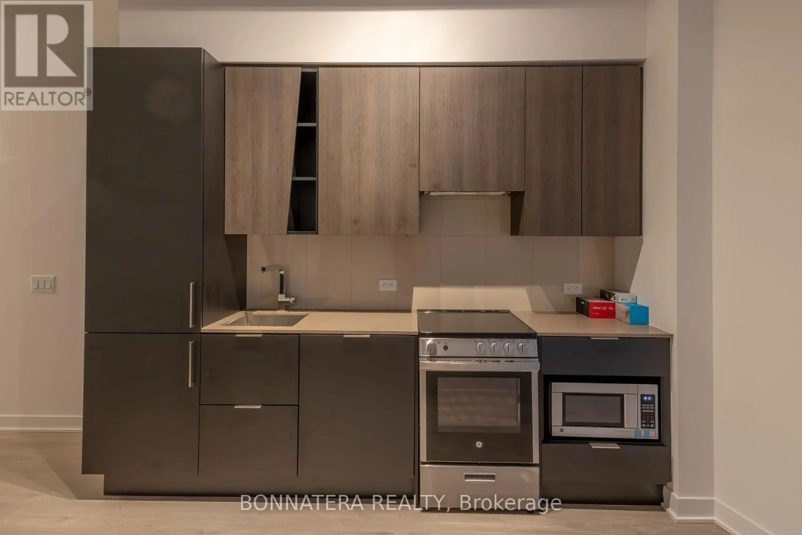 320 - 3900 CONFEDERATION PARKWAY