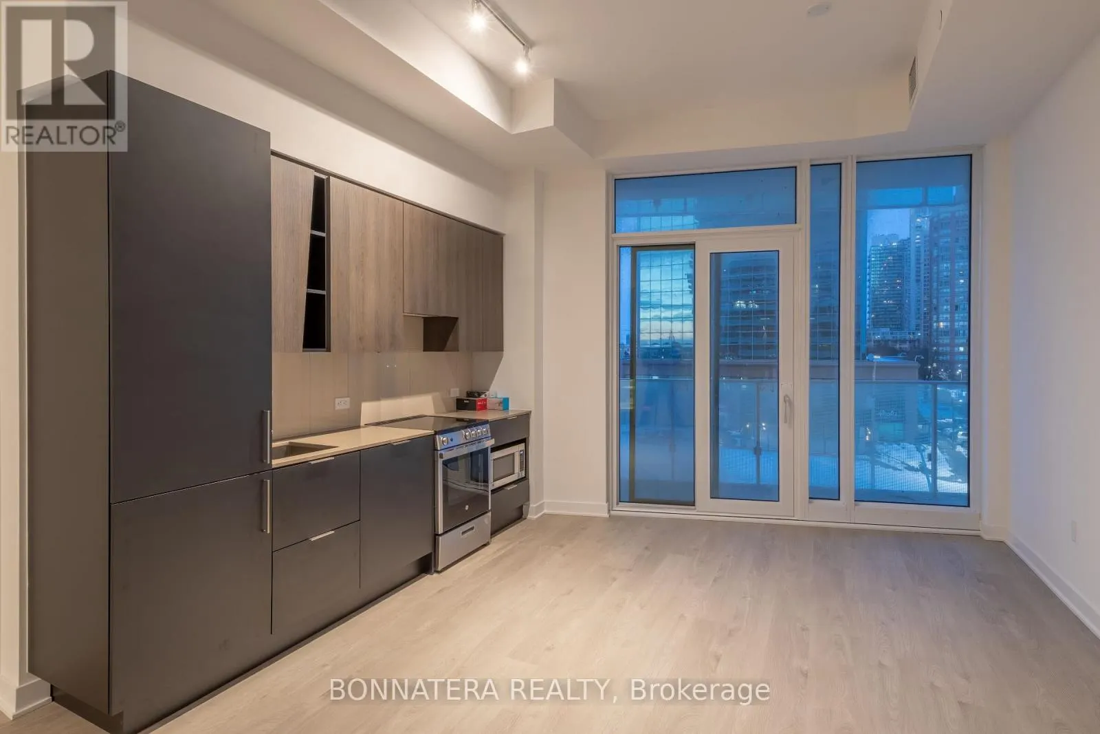 320 - 3900 CONFEDERATION PARKWAY