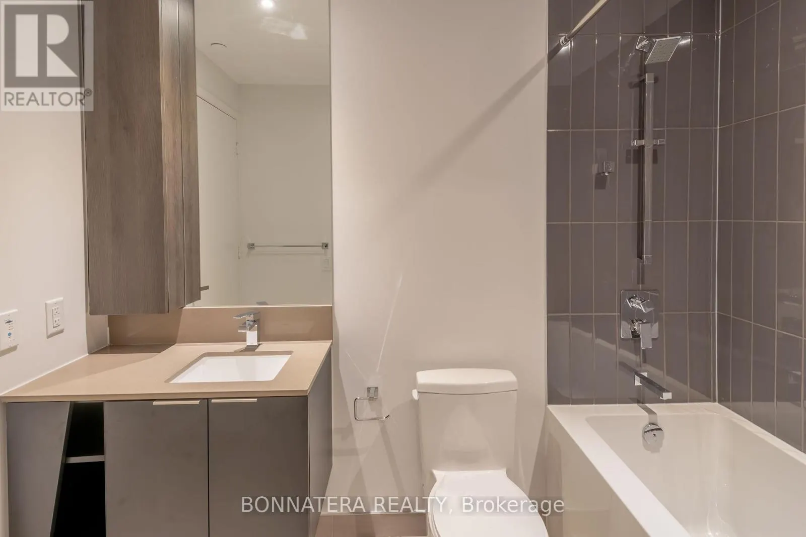 320 - 3900 CONFEDERATION PARKWAY