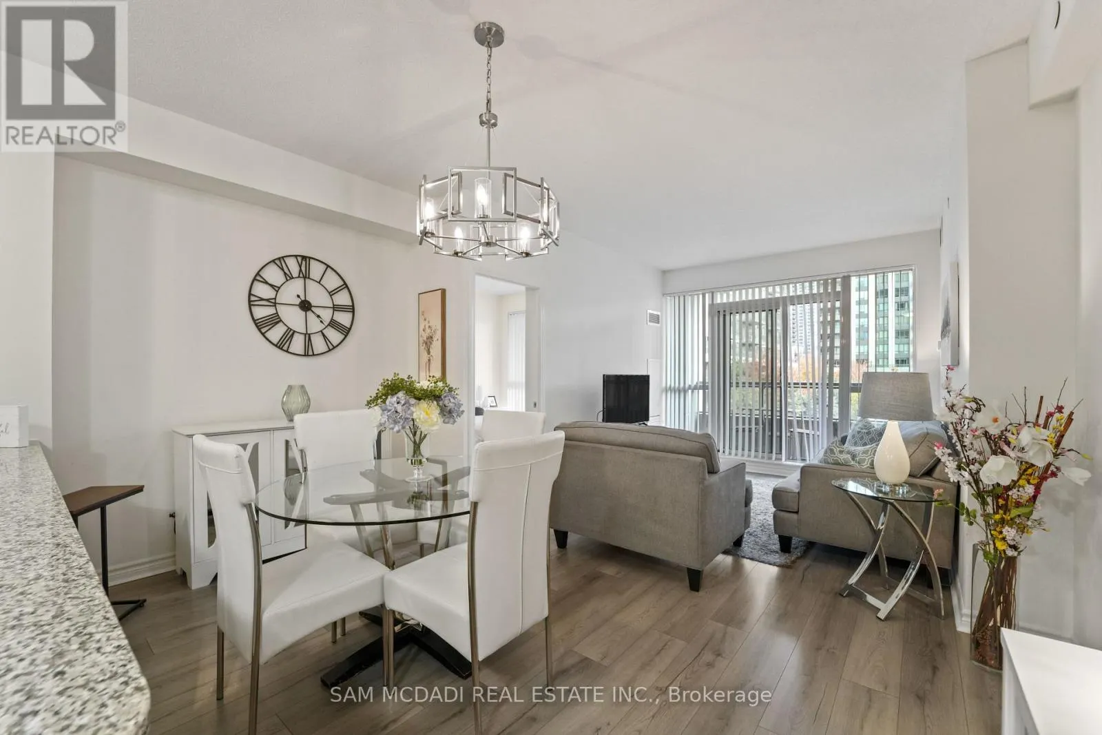 207 - 349 RATHBURN ROAD W