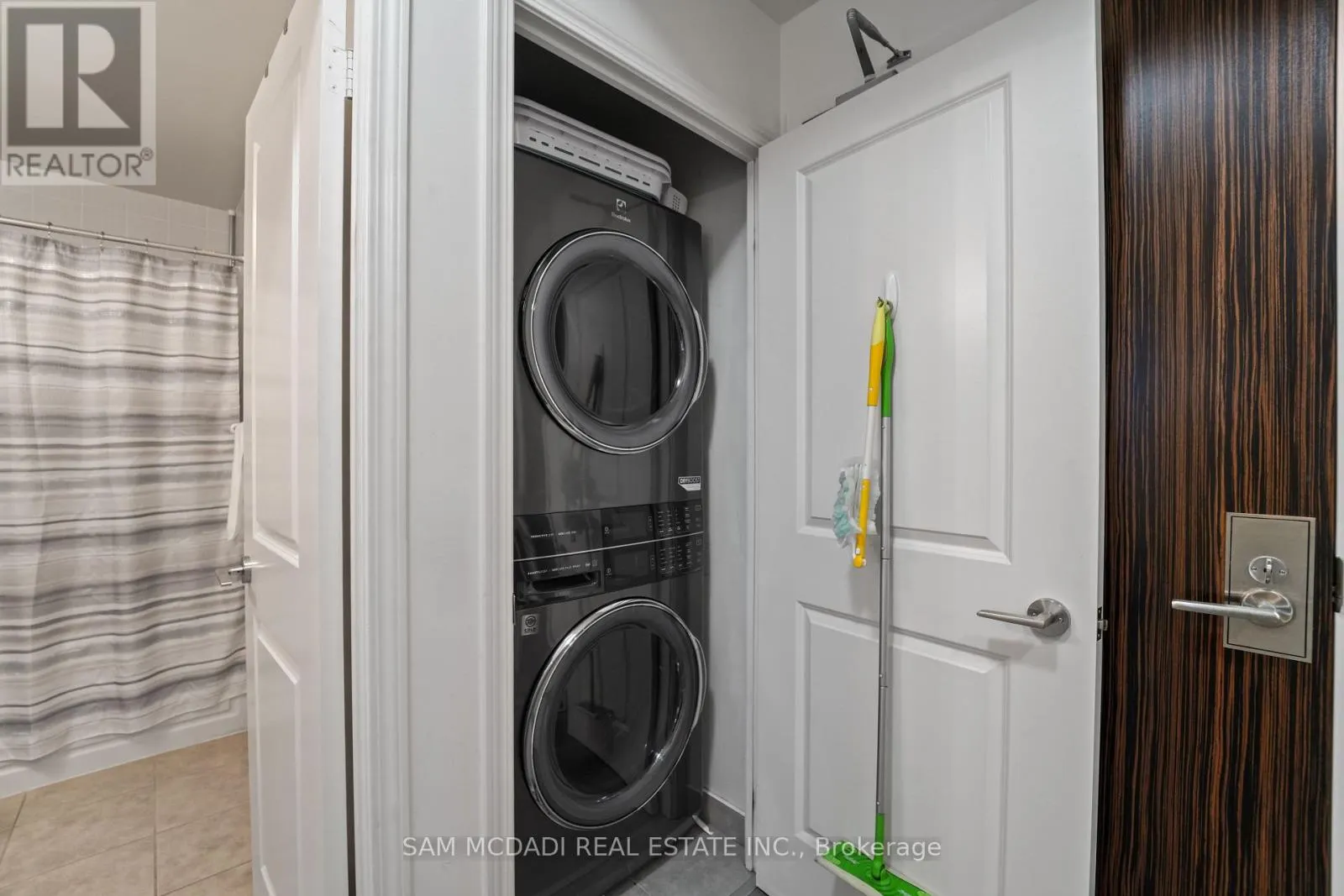 207 - 349 RATHBURN ROAD W