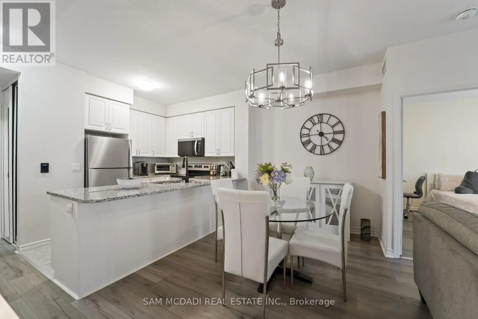 207 - 349 RATHBURN ROAD W