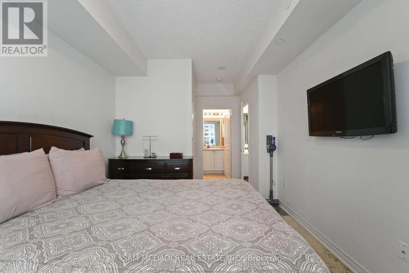 207 - 349 RATHBURN ROAD W