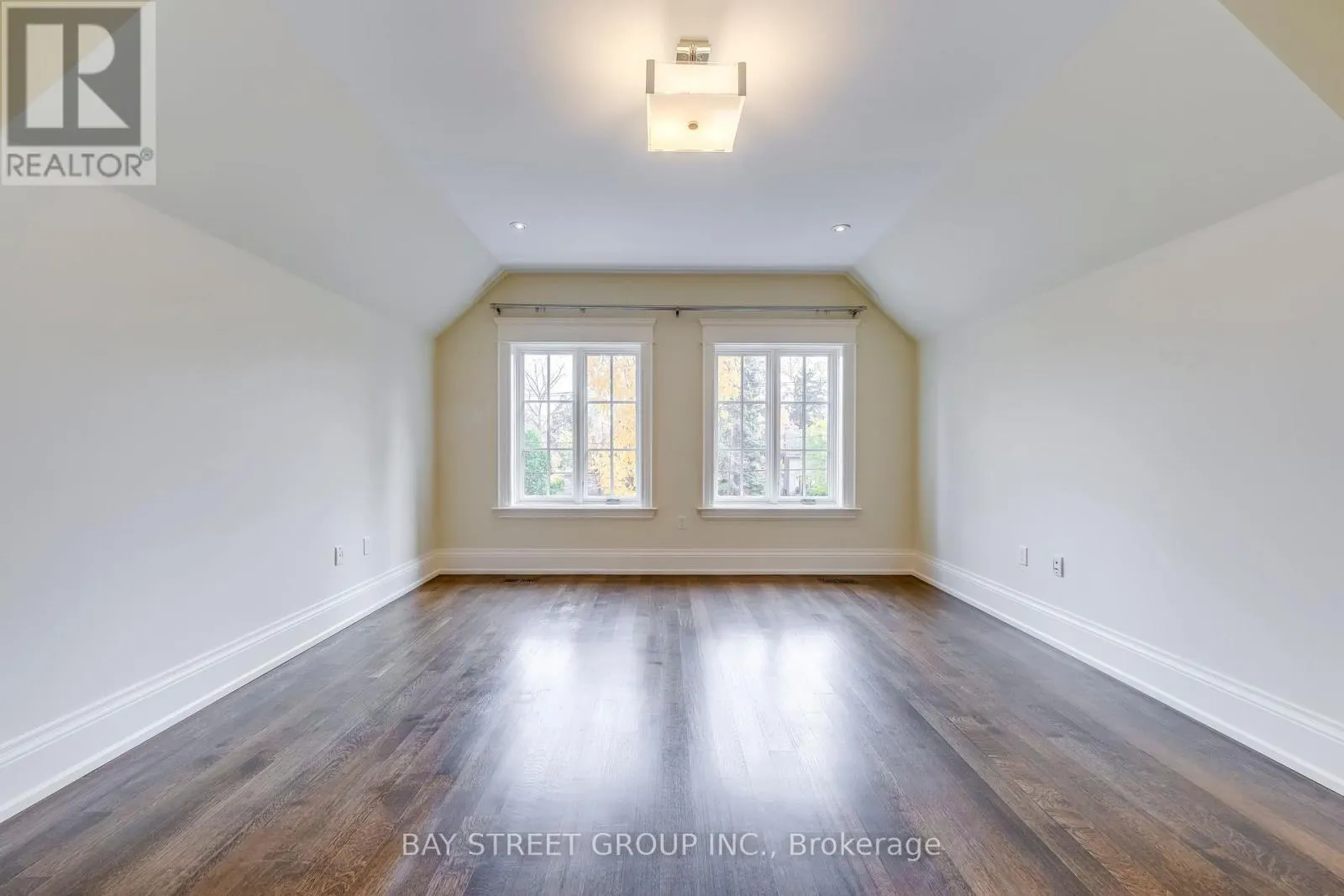 1031 LAKESHORE ROAD W