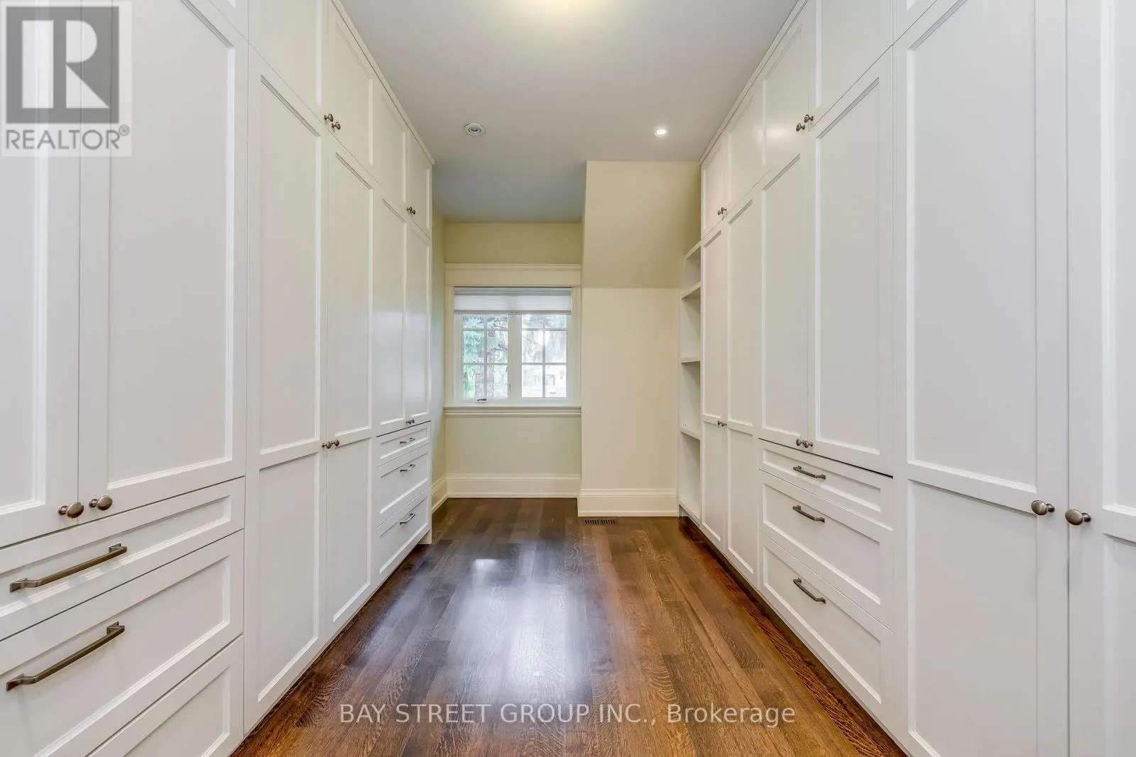 1031 LAKESHORE ROAD W