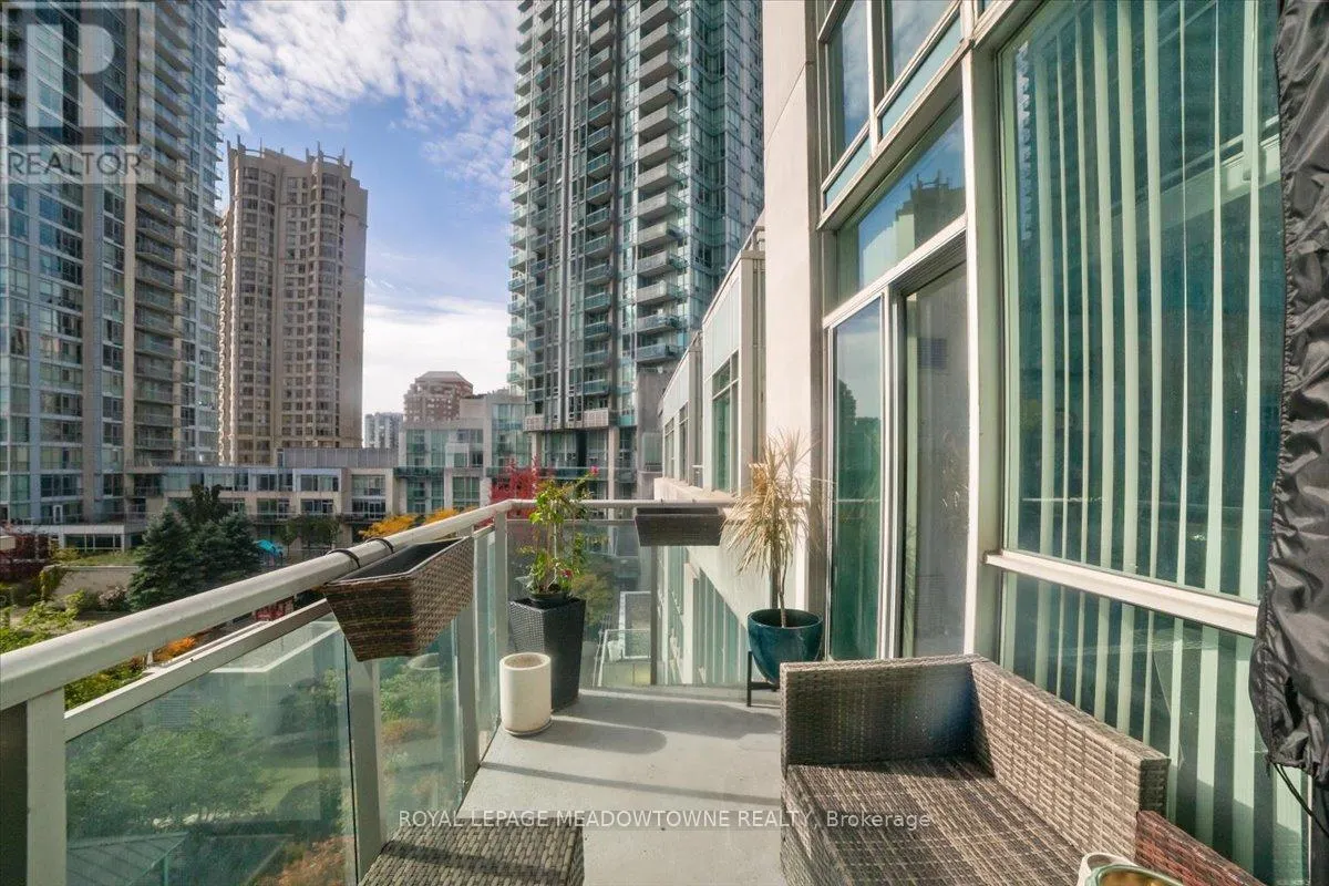 914 - 220 BURNHAMTHORPE ROAD W