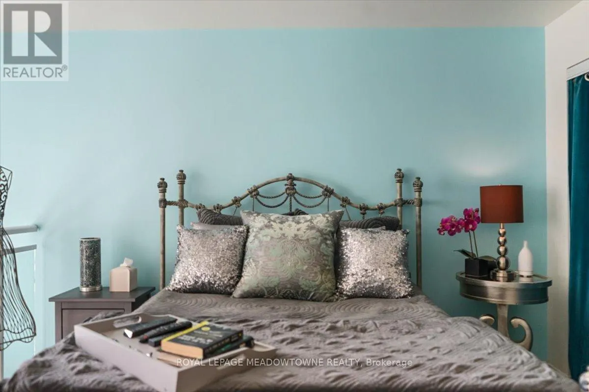 914 - 220 BURNHAMTHORPE ROAD W