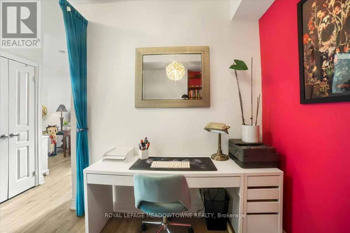 914 - 220 BURNHAMTHORPE ROAD W