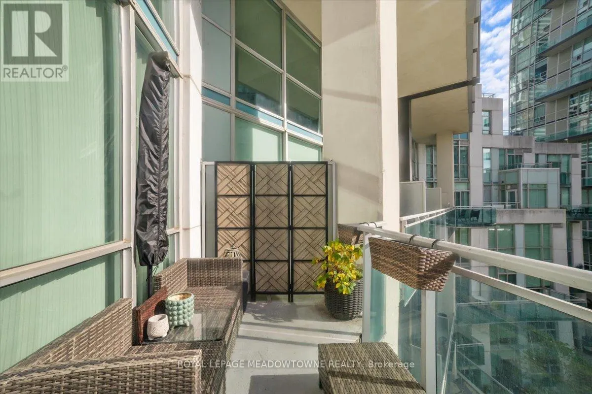 914 - 220 BURNHAMTHORPE ROAD W