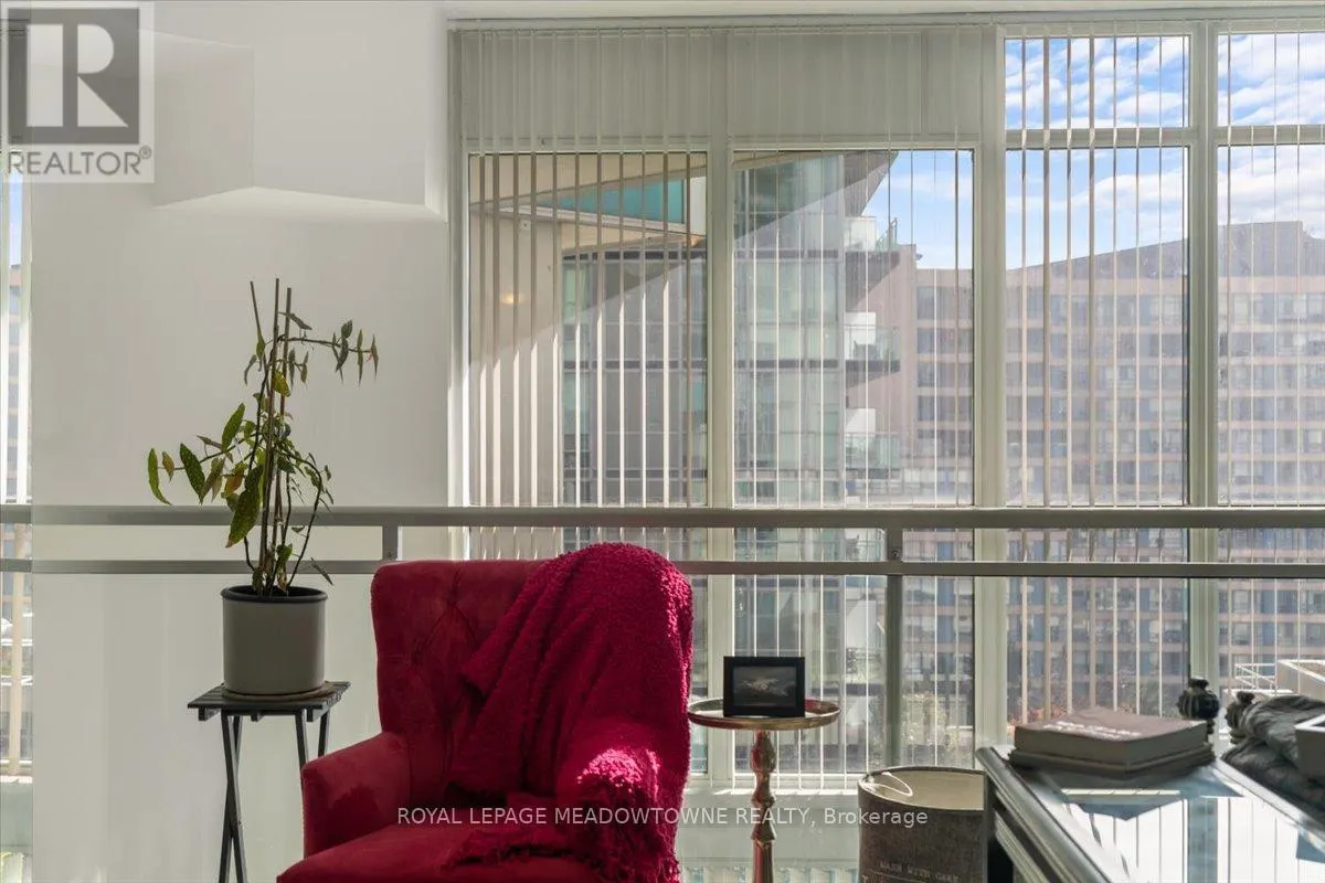 914 - 220 BURNHAMTHORPE ROAD W