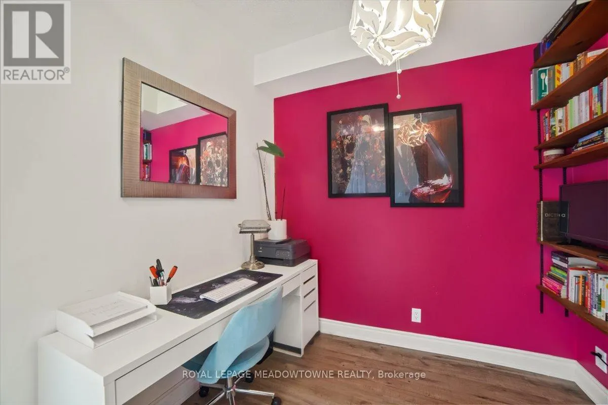 914 - 220 BURNHAMTHORPE ROAD W