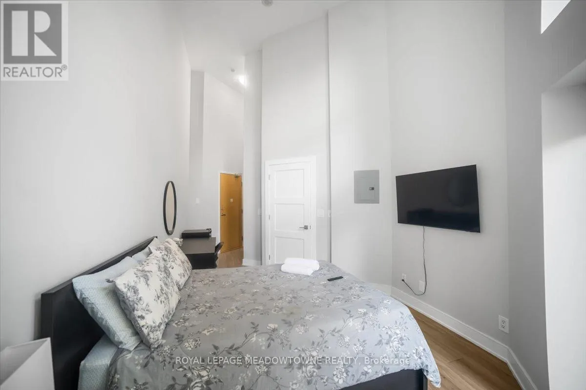 914 - 220 BURNHAMTHORPE ROAD W