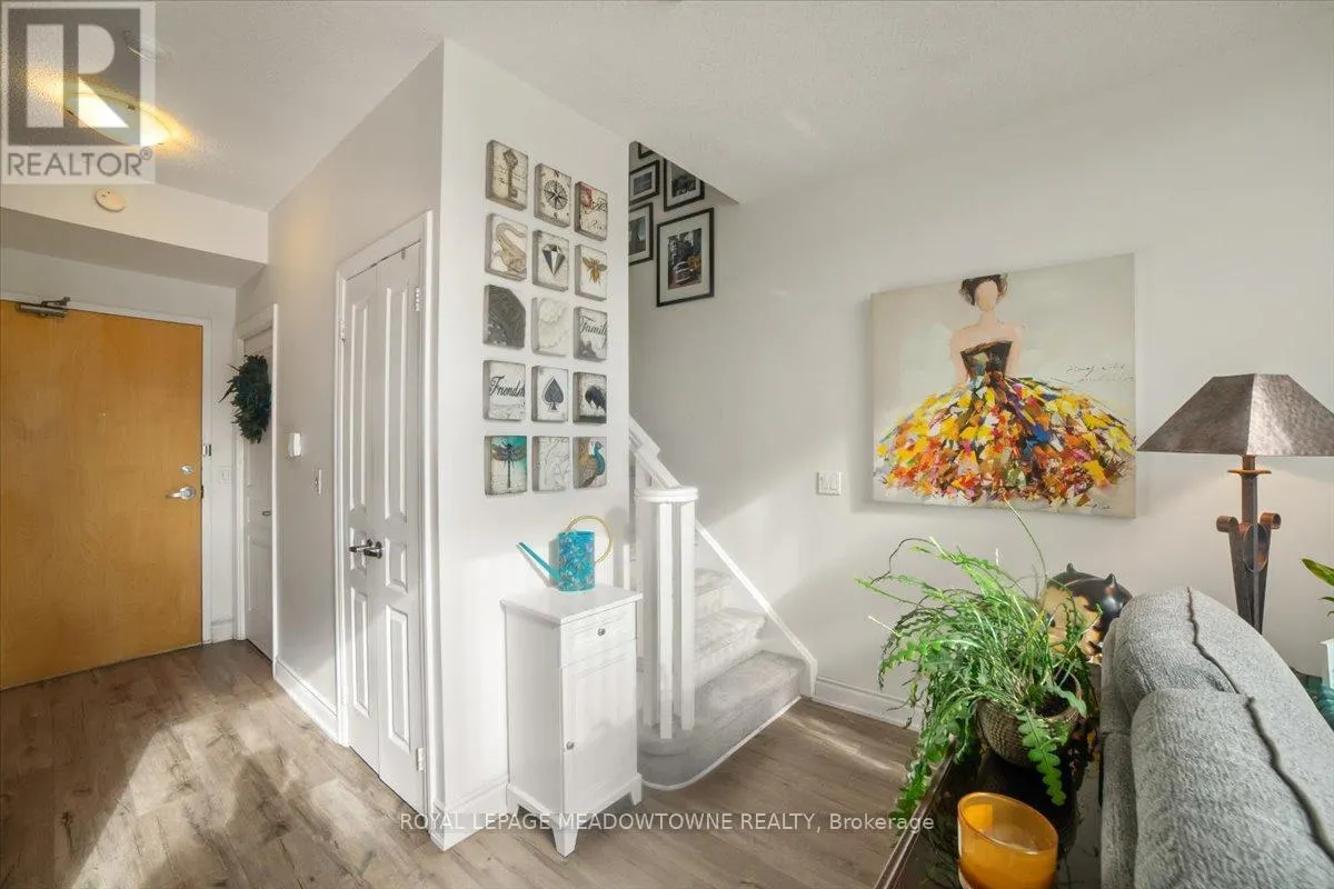 914 - 220 BURNHAMTHORPE ROAD W