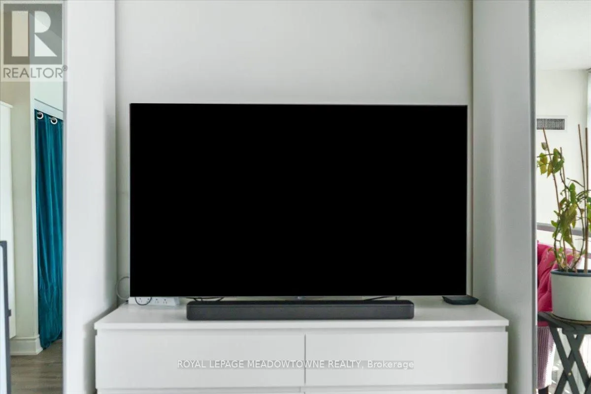 914 - 220 BURNHAMTHORPE ROAD W