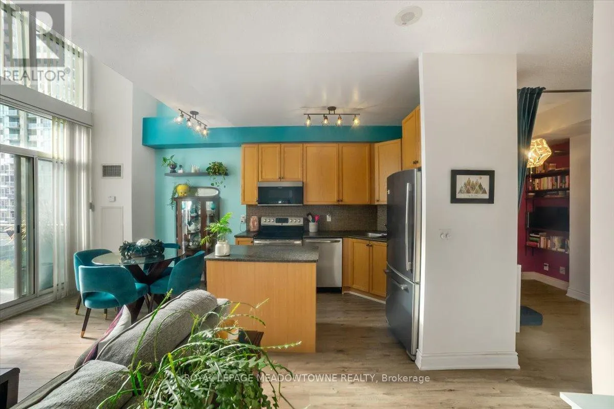 914 - 220 BURNHAMTHORPE ROAD W