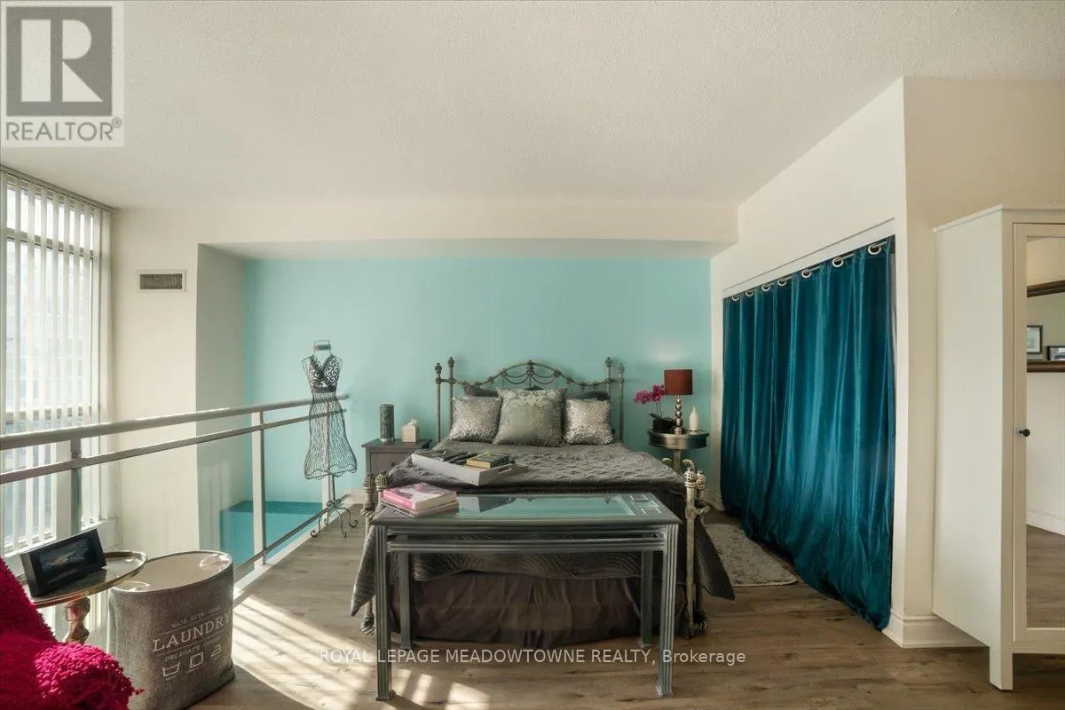 914 - 220 BURNHAMTHORPE ROAD W