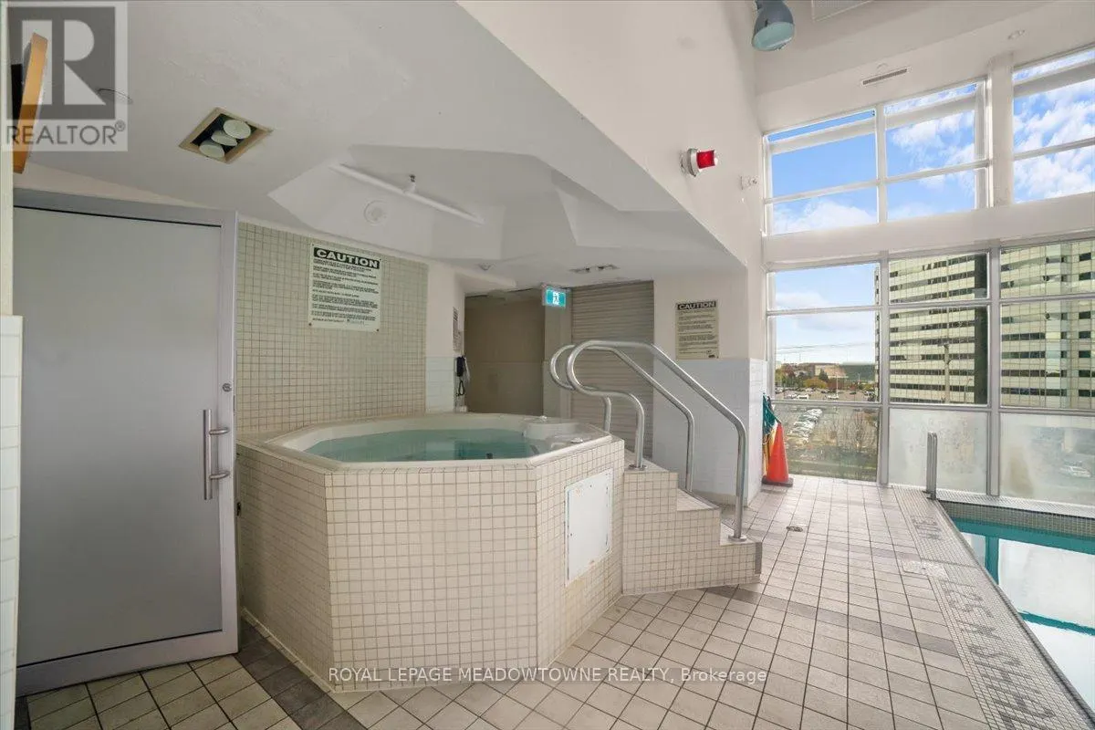 914 - 220 BURNHAMTHORPE ROAD W