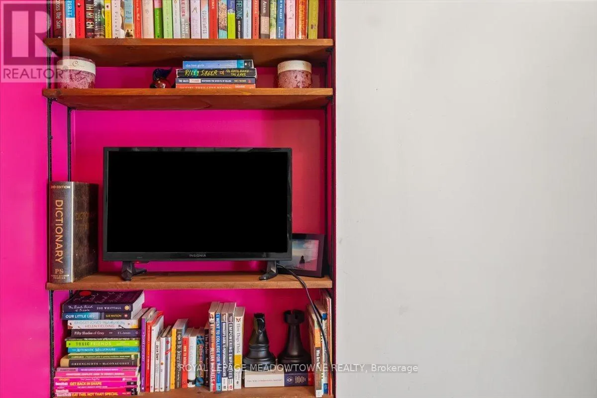 914 - 220 BURNHAMTHORPE ROAD W