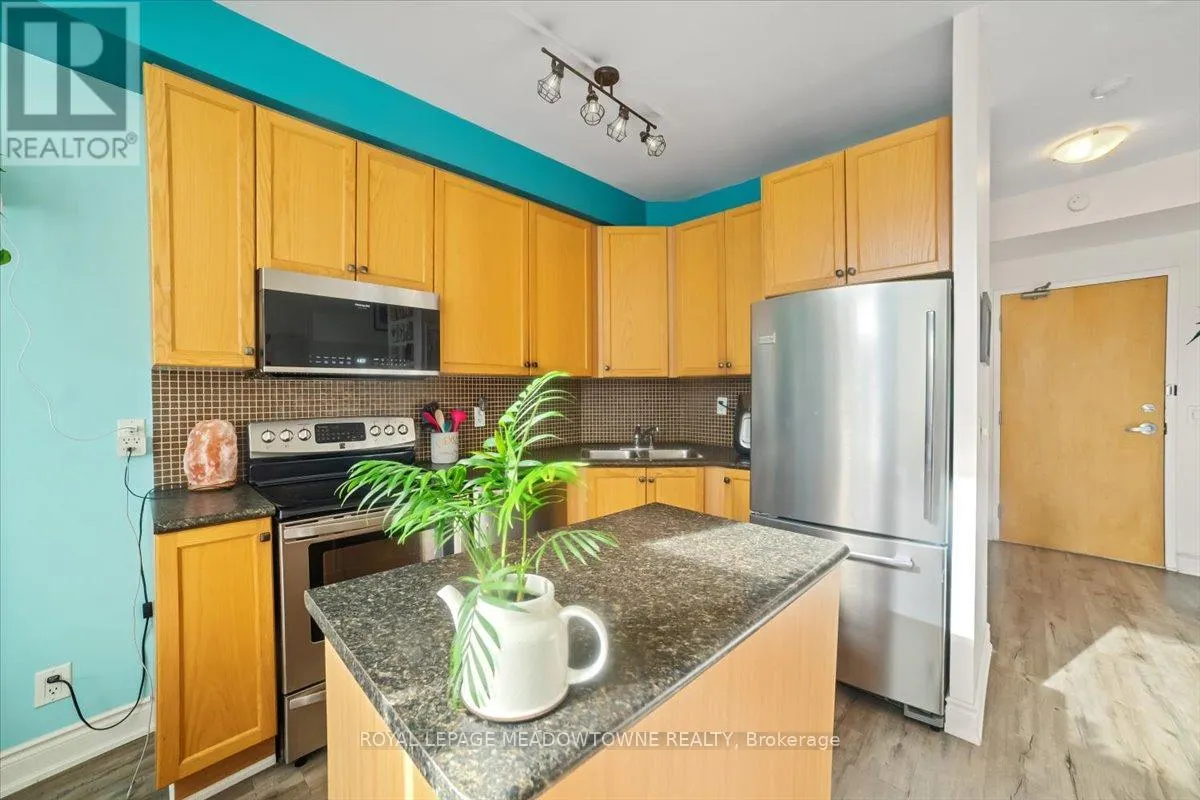 914 - 220 BURNHAMTHORPE ROAD W