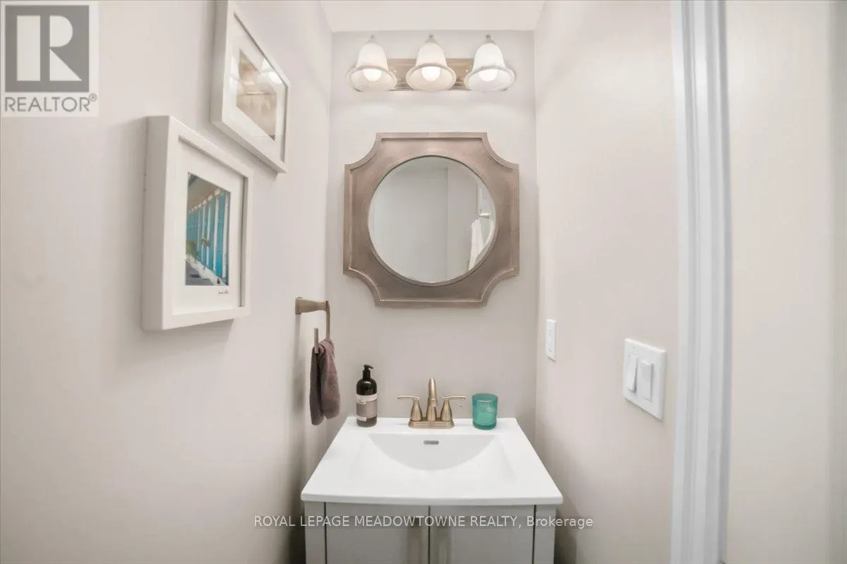 914 - 220 BURNHAMTHORPE ROAD W