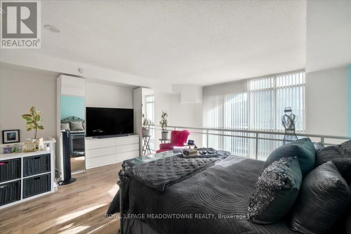 914 - 220 BURNHAMTHORPE ROAD W