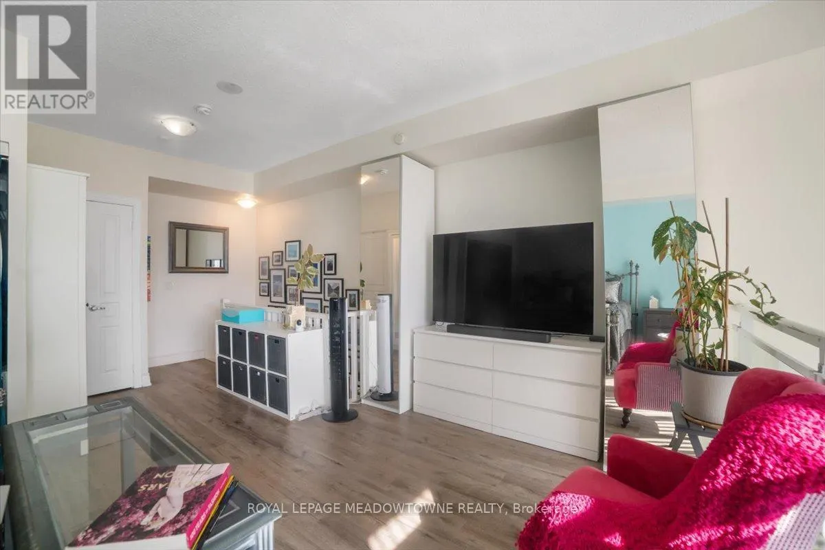 914 - 220 BURNHAMTHORPE ROAD W