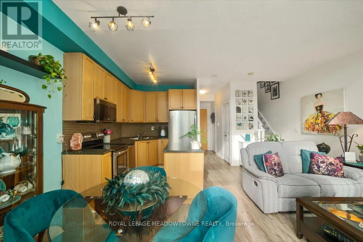 914 - 220 BURNHAMTHORPE ROAD W