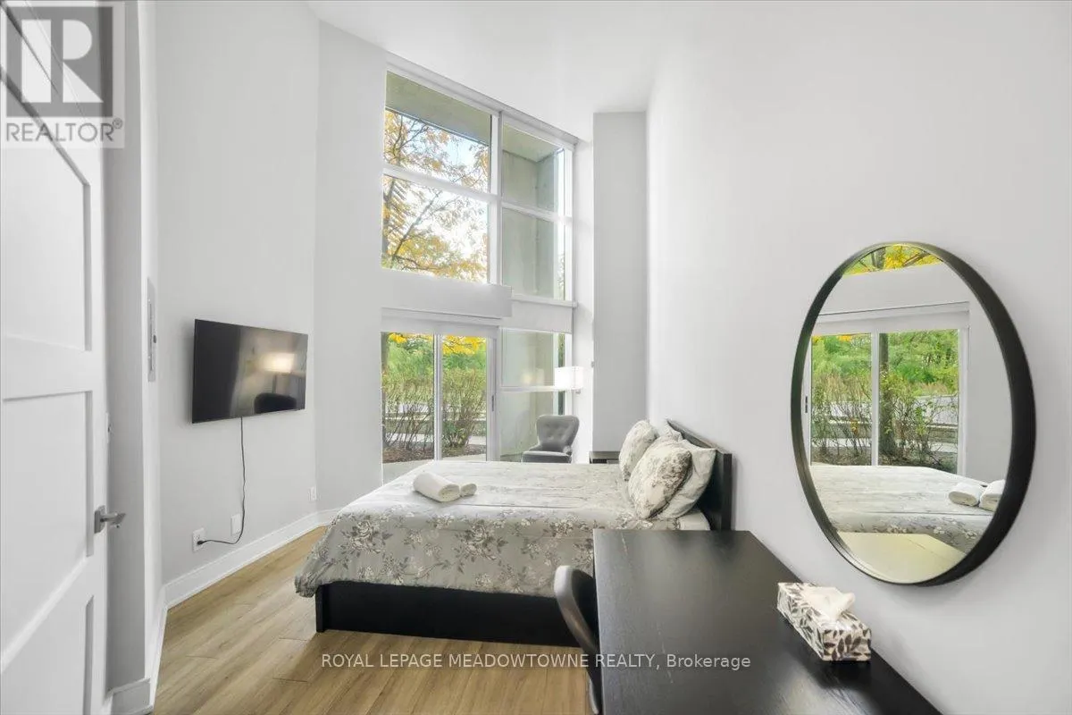 914 - 220 BURNHAMTHORPE ROAD W