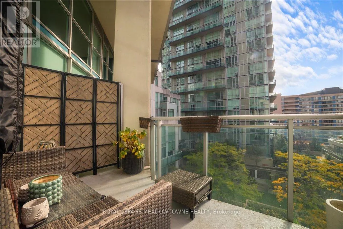 914 - 220 BURNHAMTHORPE ROAD W