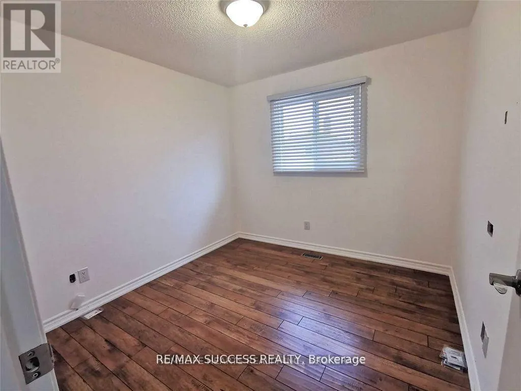 32 MARTINDALE CRESCENT