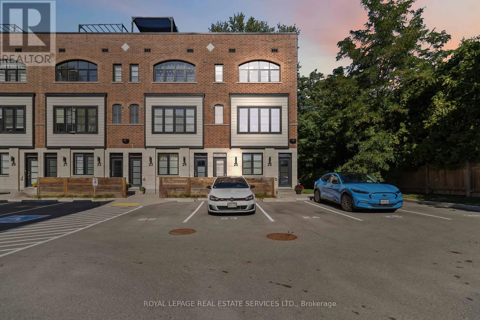 25 - 405 PLAINS ROAD E