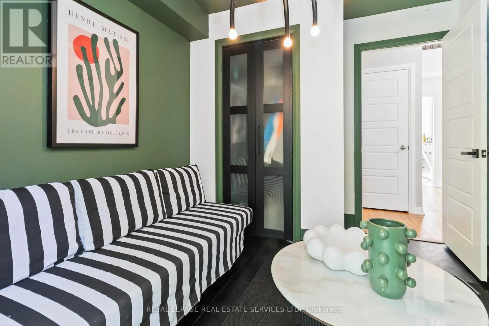 25 - 405 PLAINS ROAD E