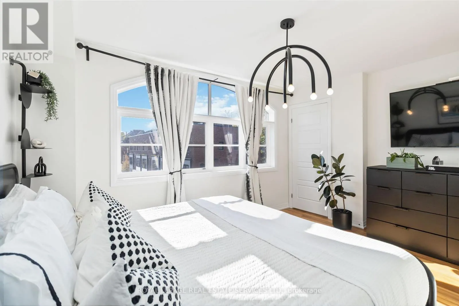 25 - 405 PLAINS ROAD E