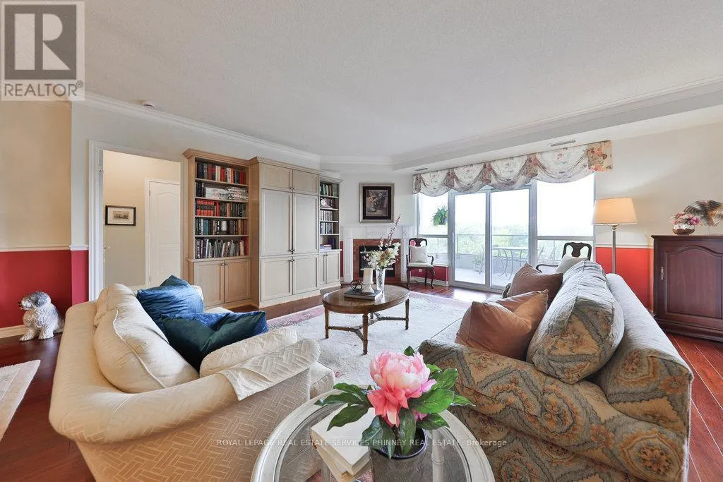 807 - 1900 THE COLLEGEWAY