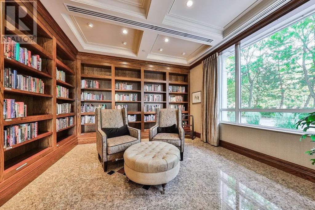 807 - 1900 THE COLLEGEWAY