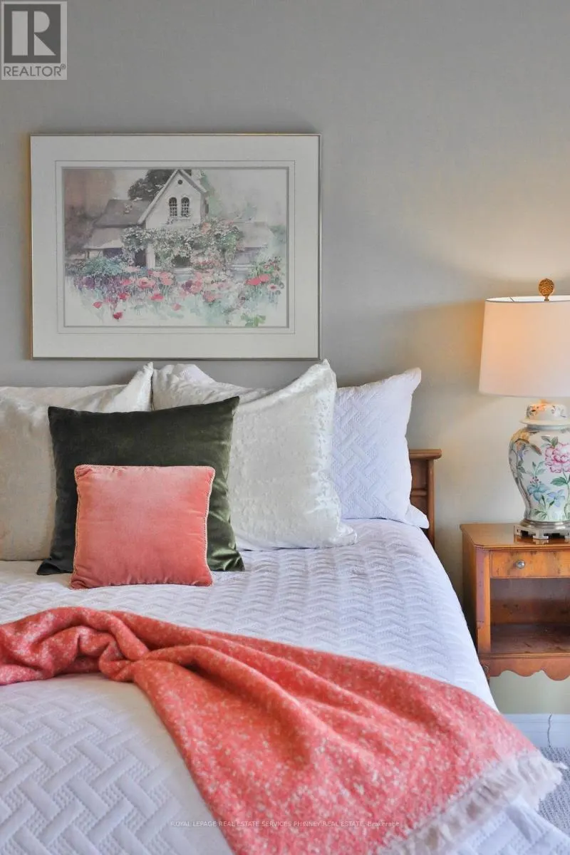 807 - 1900 THE COLLEGEWAY