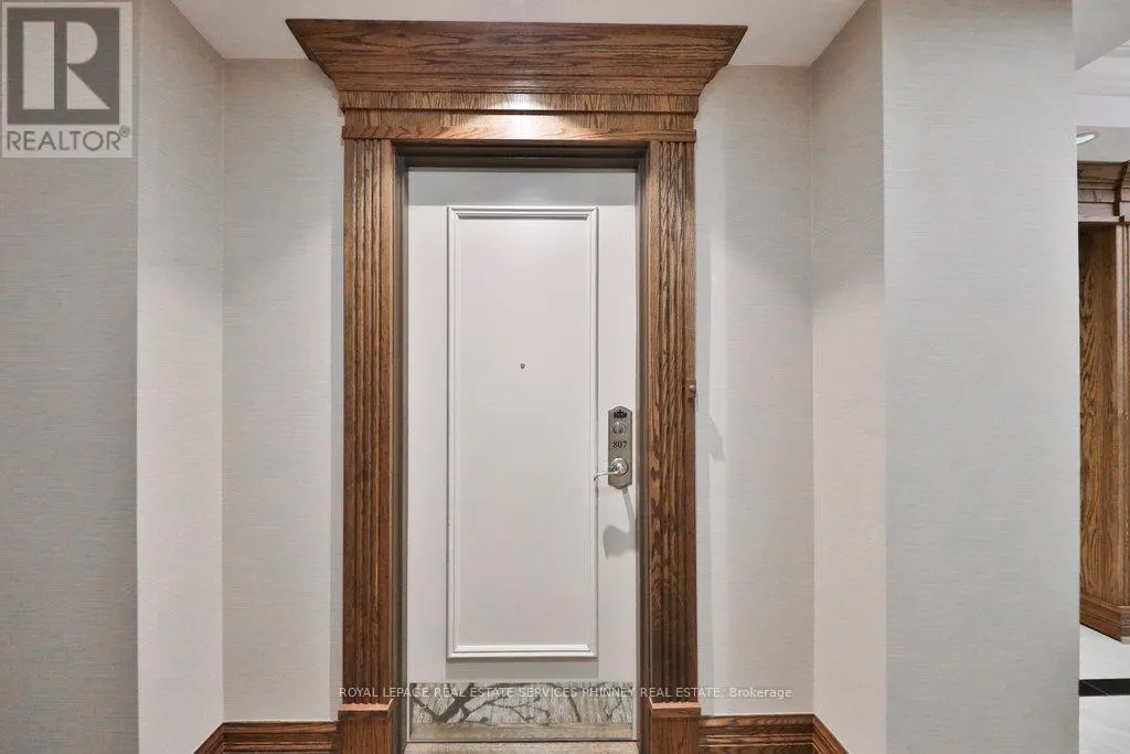 807 - 1900 THE COLLEGEWAY