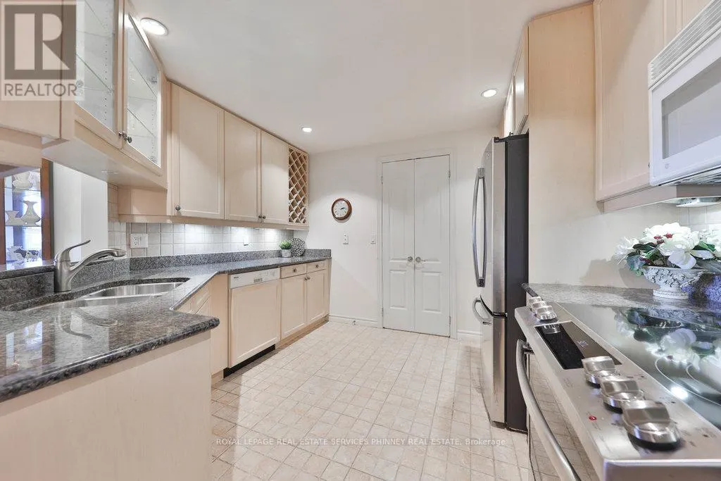 807 - 1900 THE COLLEGEWAY