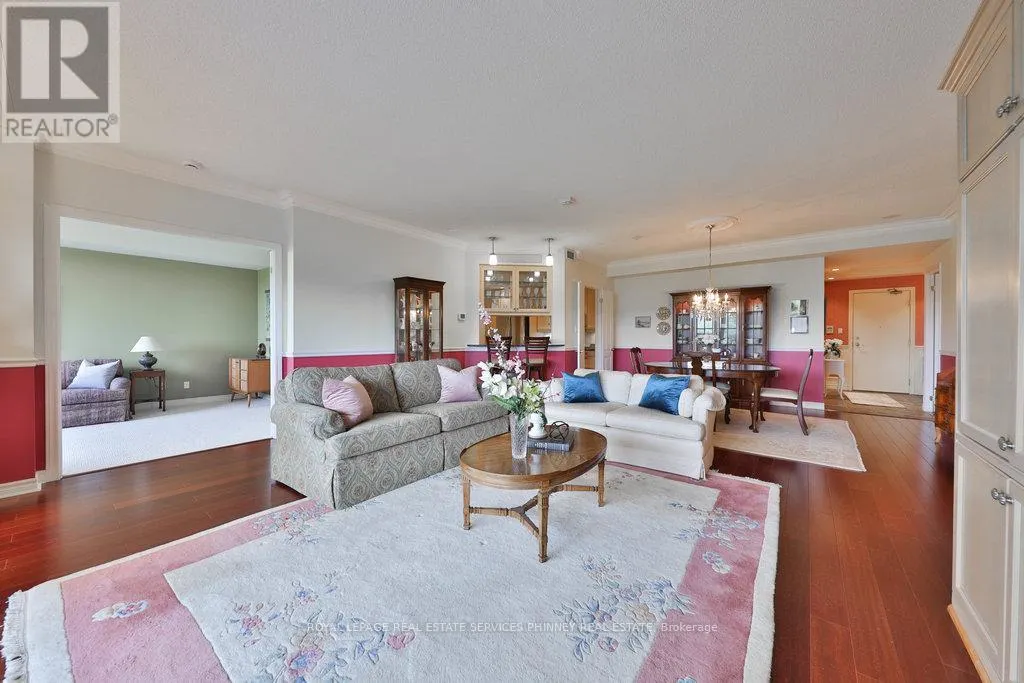 807 - 1900 THE COLLEGEWAY